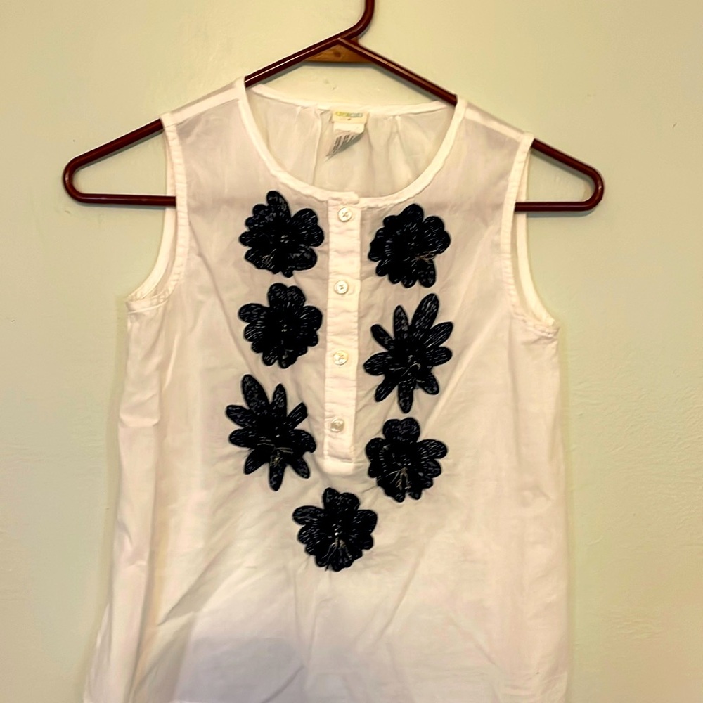 Girls’ sleeveless summery blouse with decorative flowers (size 8)